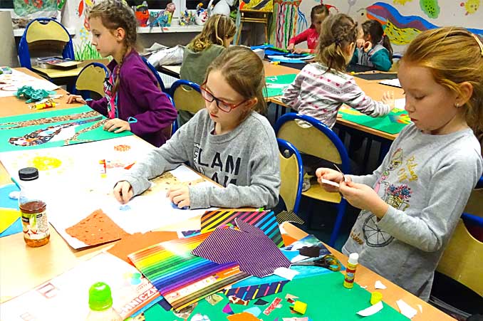Dzieci malują na zajęciach plastycznych