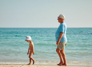 dziecko i dziadek - Wyjazd z dziadkami za granicę