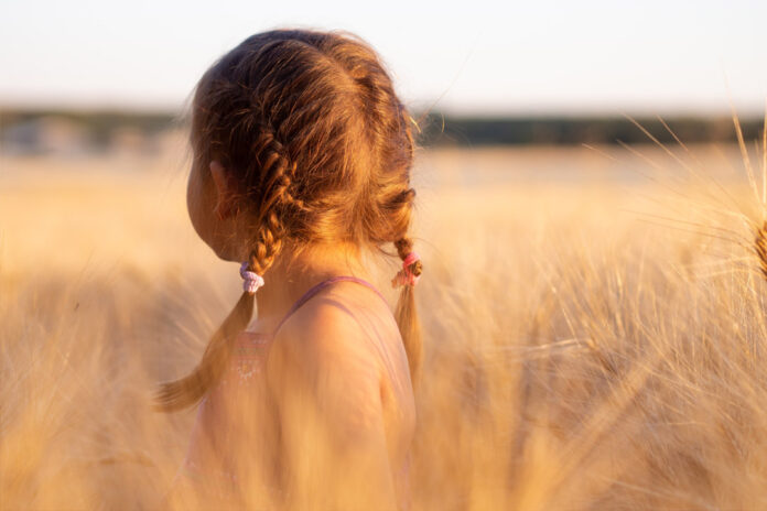 Dziewczynka w trawie- zasiłki na dziecko