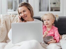 dziecko i mama przed komputerem