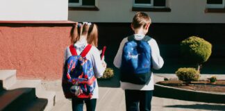 dzieci idą do szkoły - tornister czy plecak?