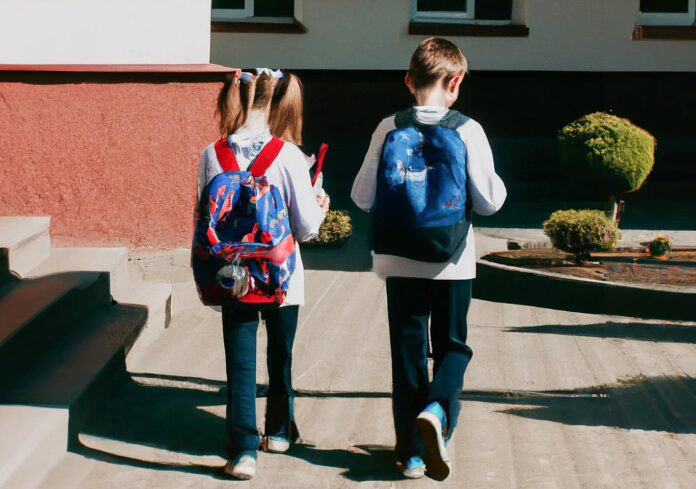 dzieci idą do szkoły - tornister czy plecak?